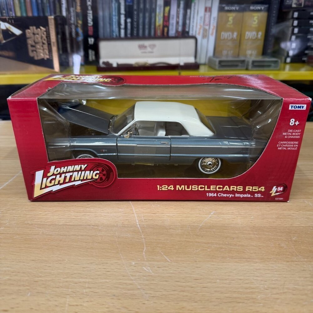 JOHNNY LIGHTNING 1/24 MUSCLE CARS R54-1964 CHEVY IMPALA SS-BLUE w WHITE TOP